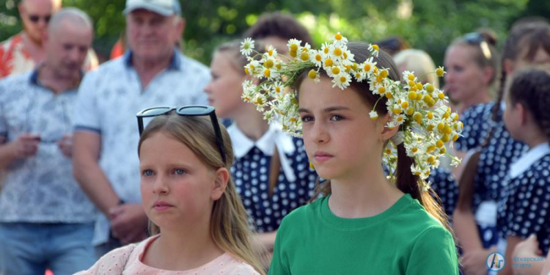 В парке плели венки из ромашек и пели песни о любви