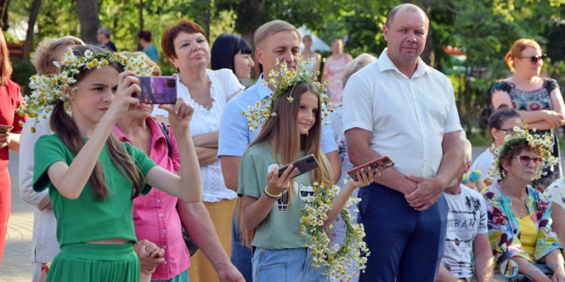 В парке плели венки из ромашек и пели песни о любви