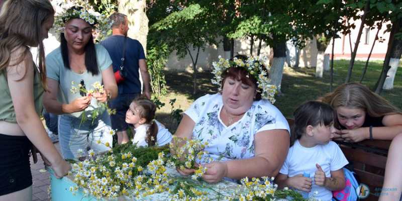 В парке плели венки из ромашек и пели песни о любви