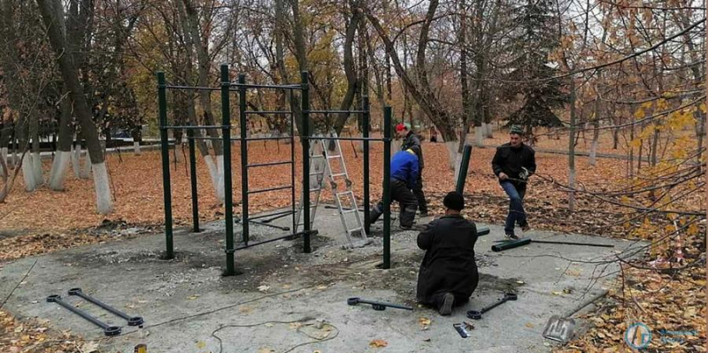 В парке смонтировали турники для уличной гимнастики