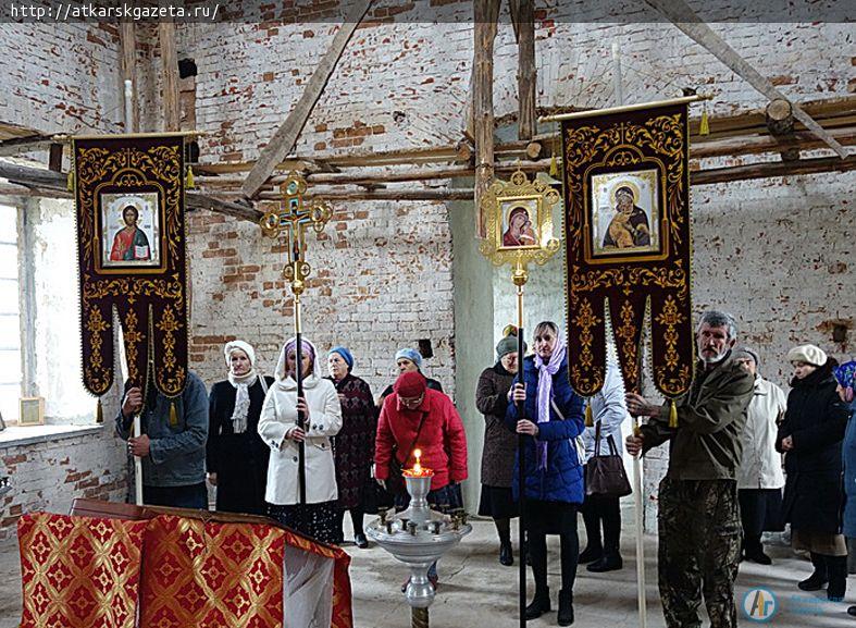 В праздник Покрова вокруг 180-летнего храма прошел крестный ход
