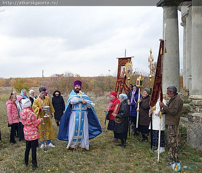 В праздник Покрова вокруг 180-летнего храма прошел крестный ход
