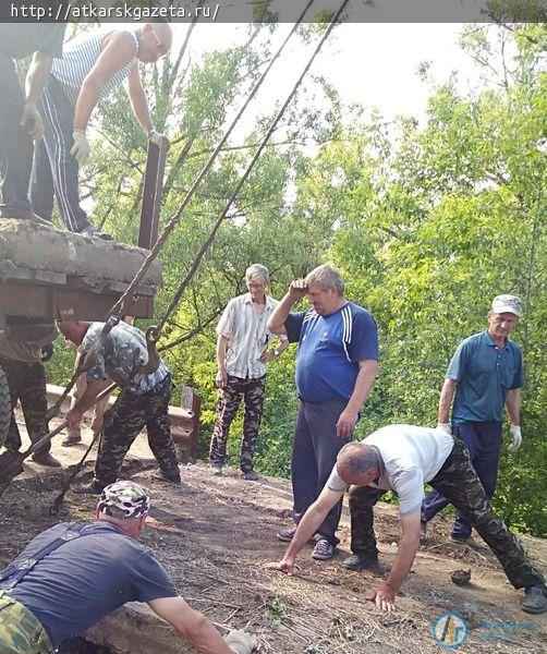 В Прокудино после паводка восстанавливают мост