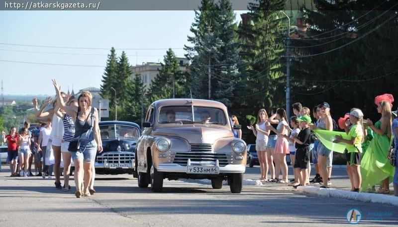 В репетиции открытия фестиваля роз приняли участие ретро-автомобили (ФОТО)
