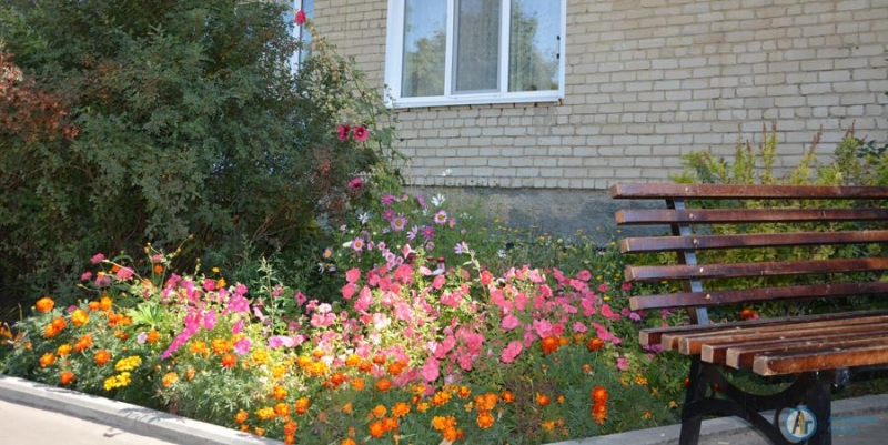 В самом большом дворе Аткарска монтируют детскую площадку