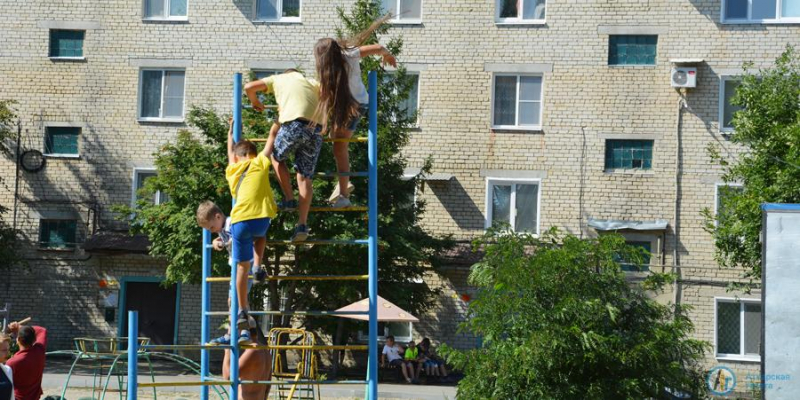 В самом большом дворе Аткарска монтируют детскую площадку