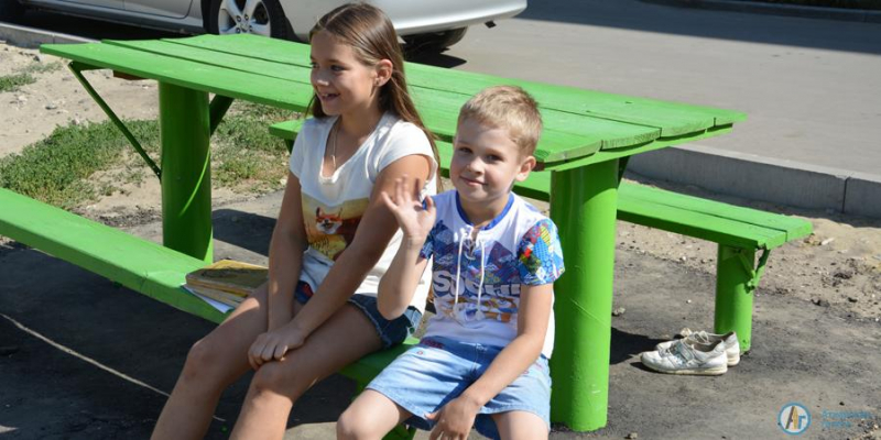 В самом большом дворе Аткарска монтируют детскую площадку