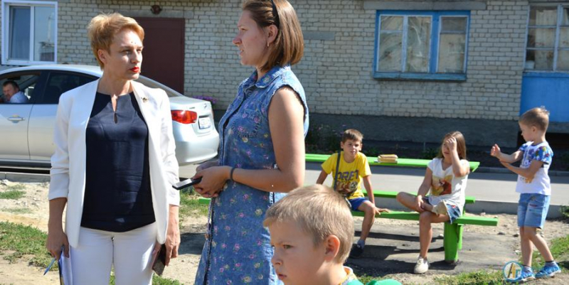 В самом большом дворе Аткарска монтируют детскую площадку