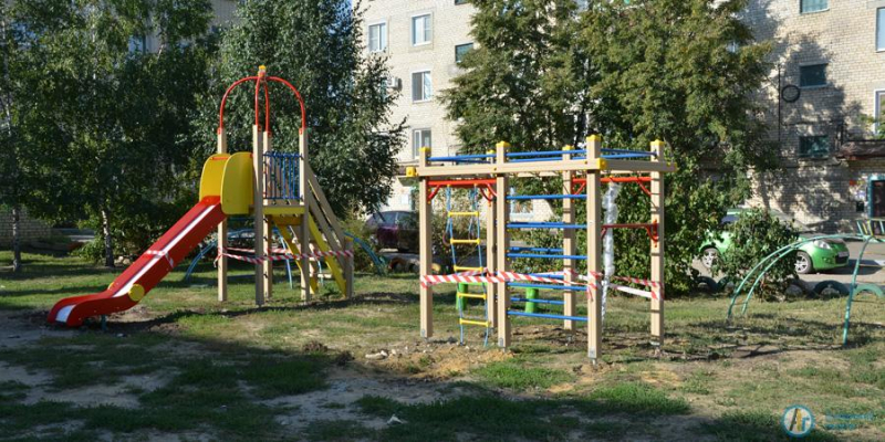 В самом большом дворе Аткарска монтируют детскую площадку