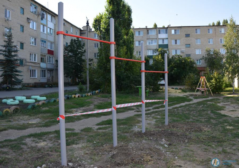 В самом большом дворе Аткарска монтируют детскую площадку