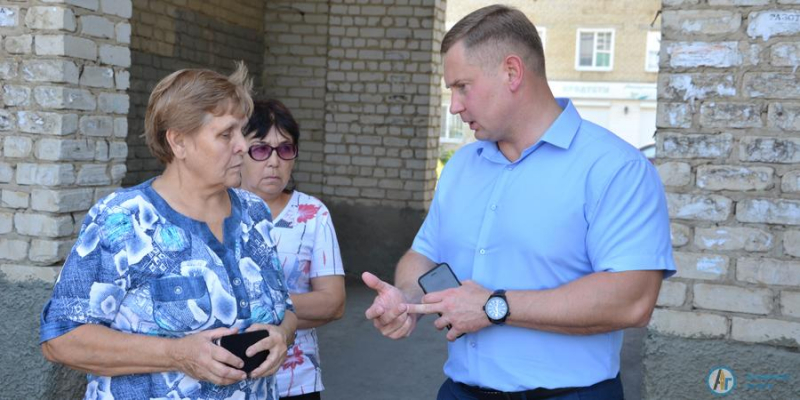 В самом большом дворе Аткарска монтируют детскую площадку