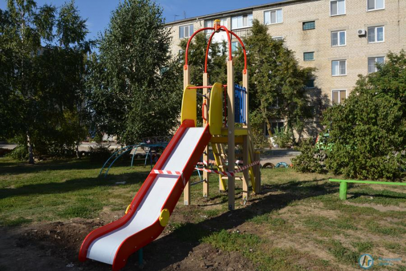 В самом большом дворе Аткарска монтируют детскую площадку
