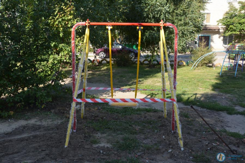 В самом большом дворе Аткарска монтируют детскую площадку