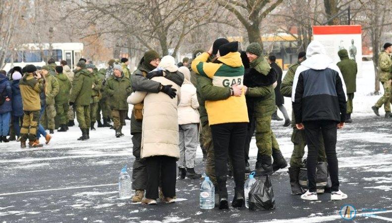 В Саратове мобилизованных проводили в зону СВО