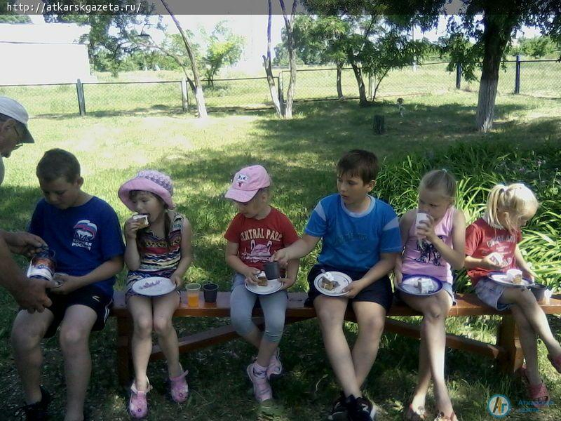 В селе Большая Осиновка детям преподнесли праздничный торт