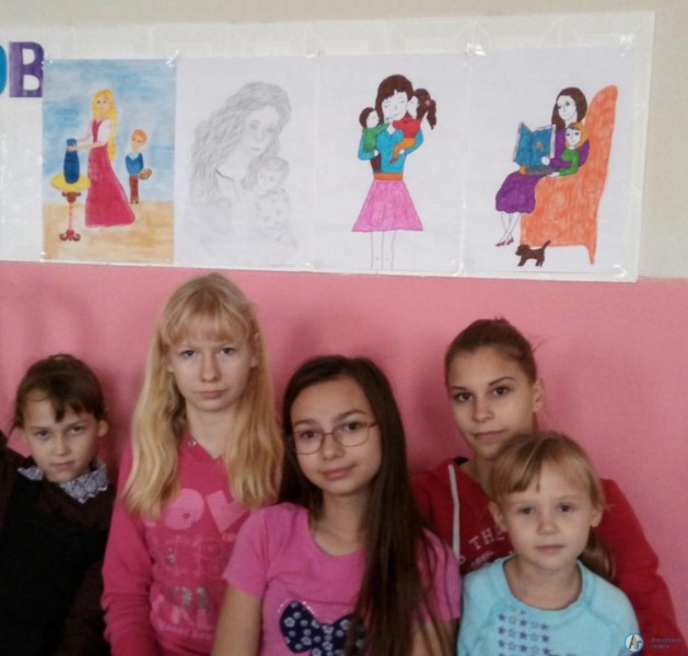 В селе Даниловка дети рисовали портреты своих мам
