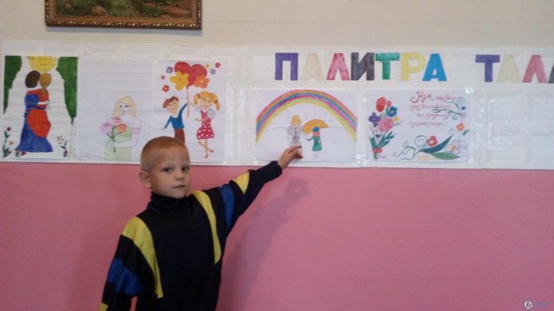 В селе Даниловка дети рисовали портреты своих мам