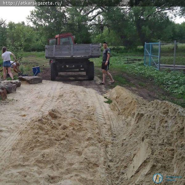 В селе Озерное две семьи оборудовали место для купания