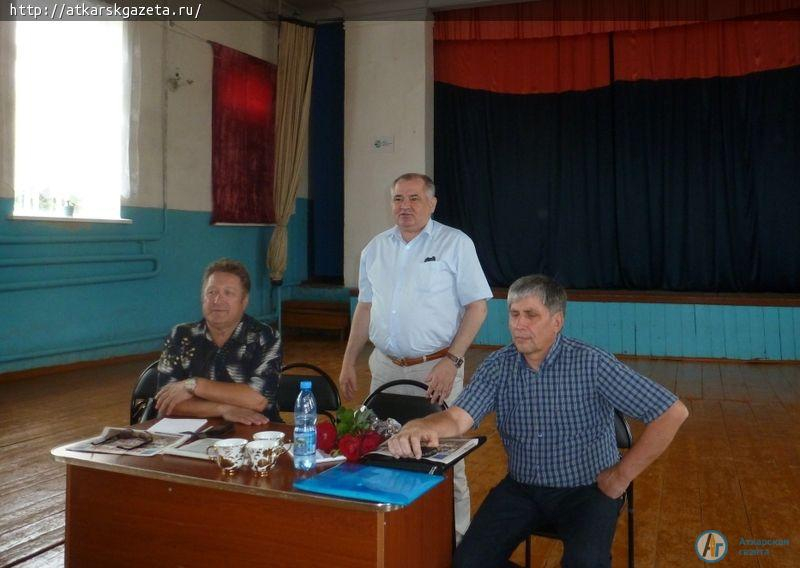 В селе Озерном депутату Ципящуку подарили букет роз