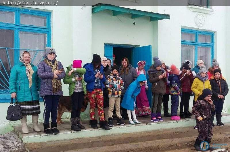 В селе Умет Масленицу проводили с блинами и скоморохами