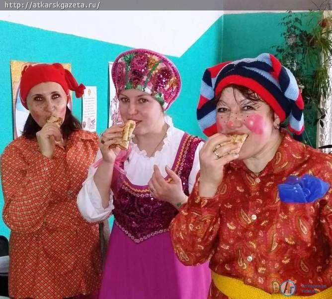 В селе Умет Масленицу проводили с блинами и скоморохами