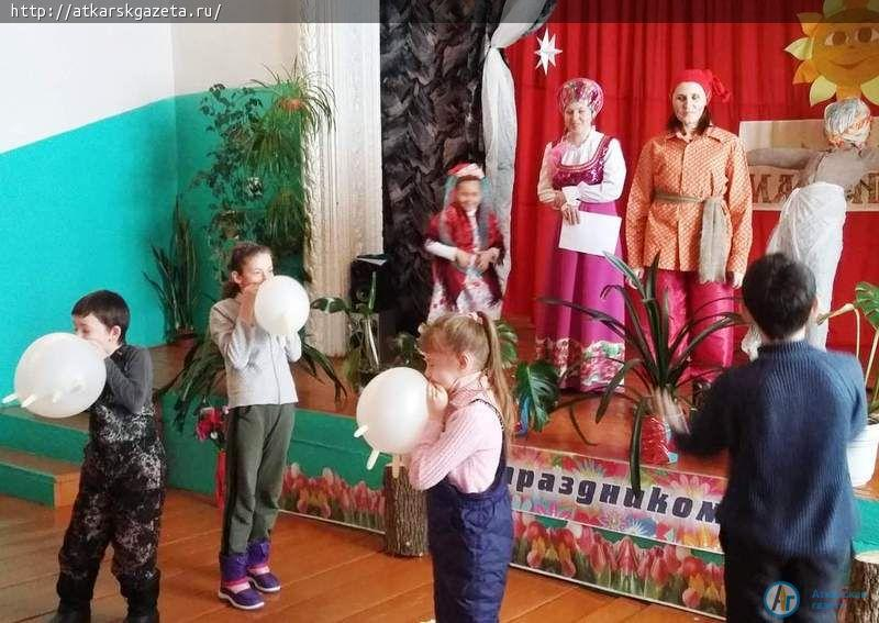 В селе Умет Масленицу проводили с блинами и скоморохами