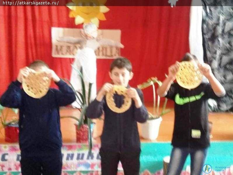 В селе Умет Масленицу проводили с блинами и скоморохами