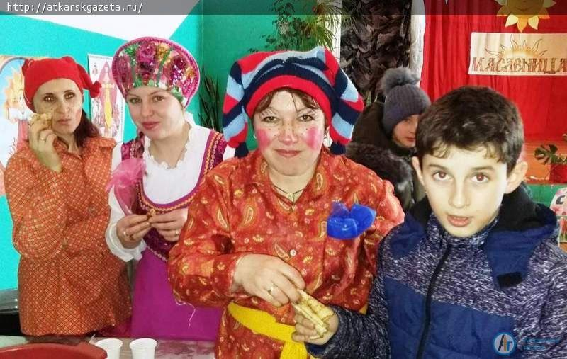 В селе Умет Масленицу проводили с блинами и скоморохами