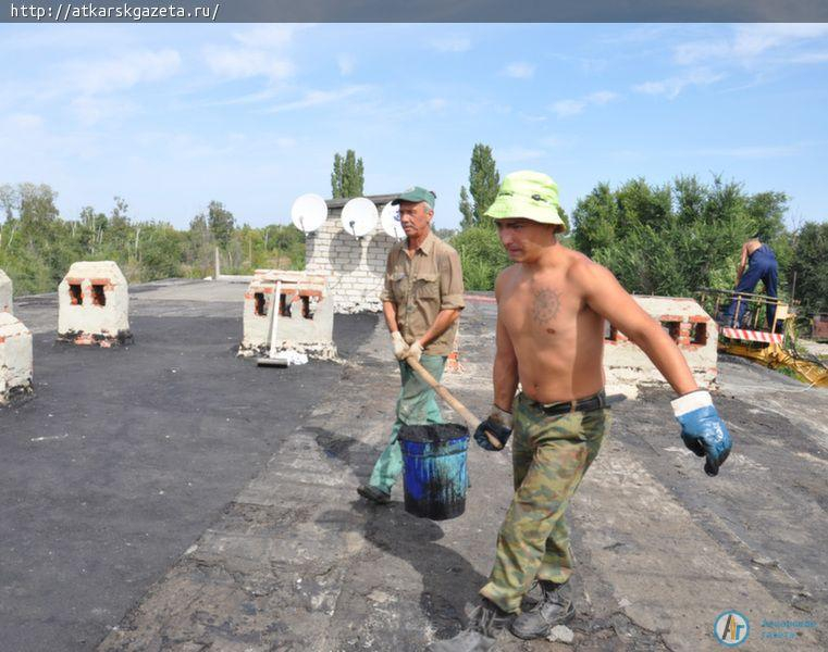 В Сельхозтехнике идет капитальный ремонт крыши многоэтажки (ФОТО)