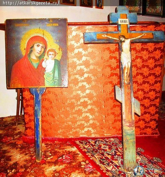 В сельский храм передали старинные крест и икону Казанской Божьей матери