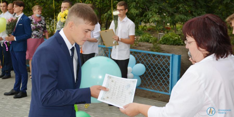 В школе №10 поздравили первоклассников и молодых учителей
