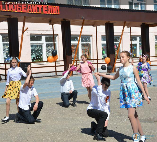 В школе №6 состоялся победный парад (ФОТОРЕПОРТАЖ)