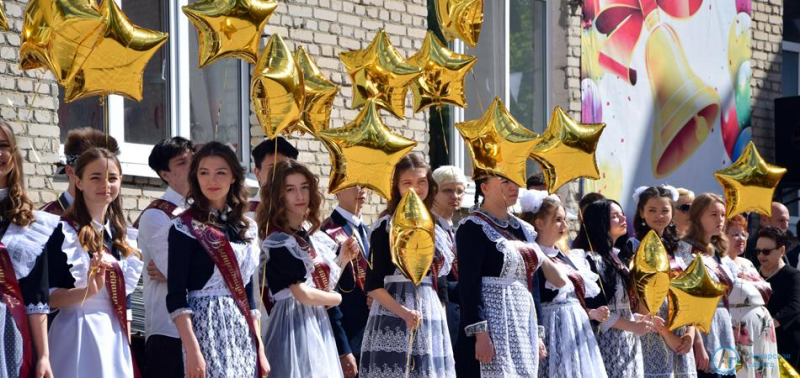 В школе №9 последний звонок прозвенел для сорока выпускников