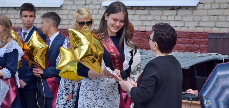 В школе №9 последний звонок прозвенел для сорока выпускников