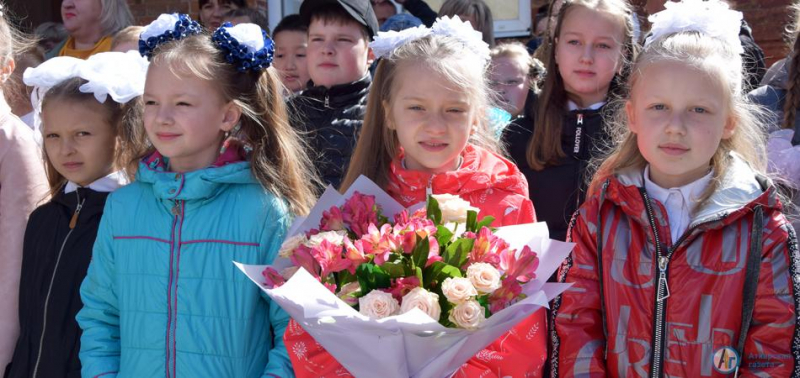 В школе №9 последний звонок прозвенел для сорока выпускников