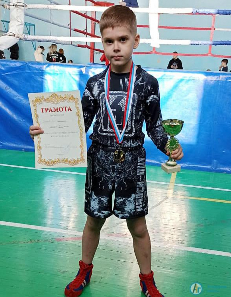 В соревнованиях по тайскому боксу аткарчанин занял первое место