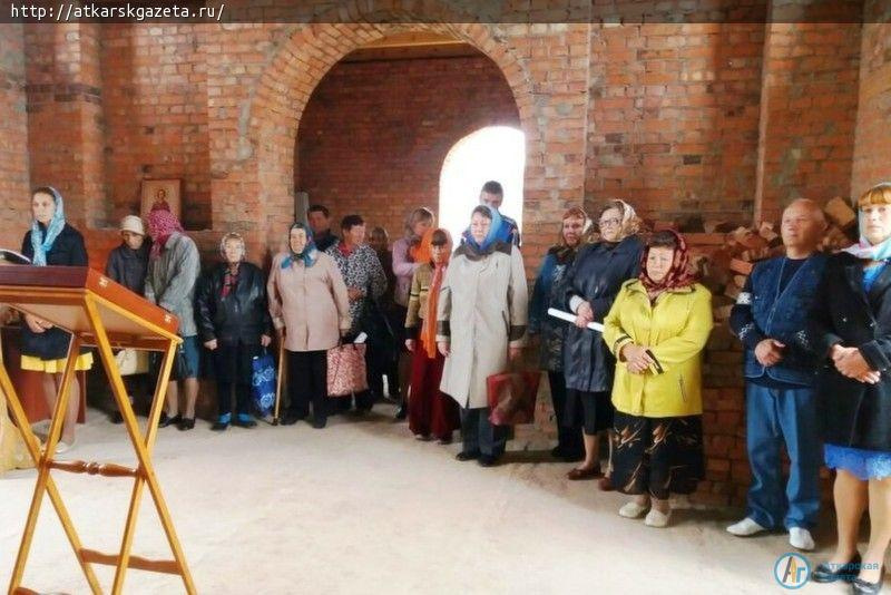 В субботу в строящемся храме села Озерное прошла первая служба