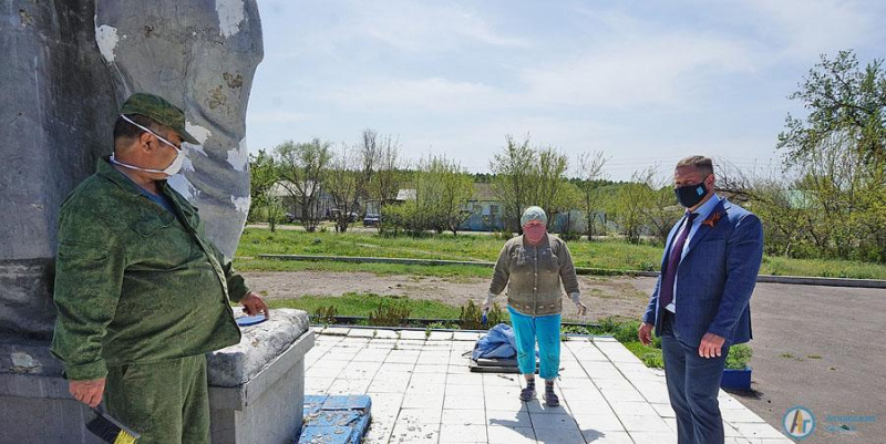 В Тургенево Виктор Елин осмотрел ремонтируемый памятник павшим воинам