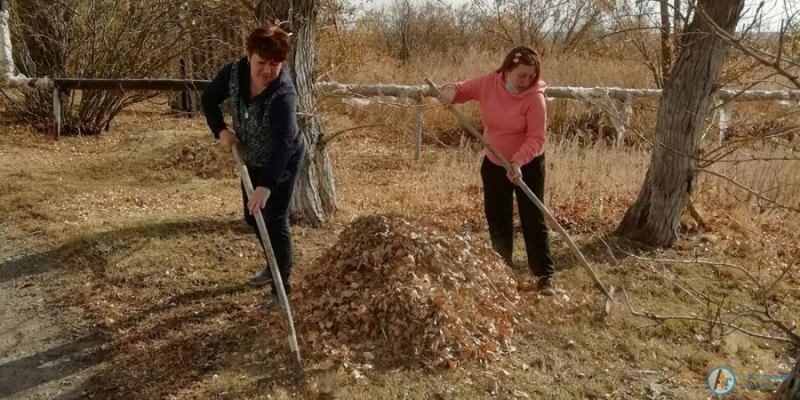 В Умете на территории Дома культуры навели чистоту