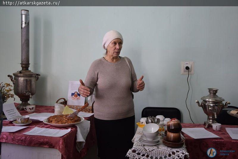 В воскресной школе Петропавловского храма прихожан угощали иван-чаем и луковым пирогом
