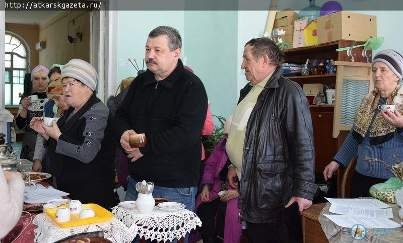 В воскресной школе Петропавловского храма прихожан угощали иван-чаем и луковым пирогом