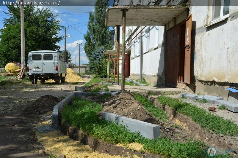 В залинейном микрорайоне начали ремонтировать дворы