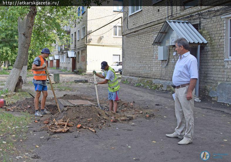 В залинейном микрорайоне началось благоустройство общего двора трех пятиэтажек