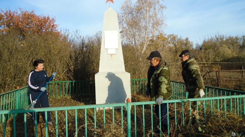 В Земляных Хуторах провели акцию "Чистый памятник"
