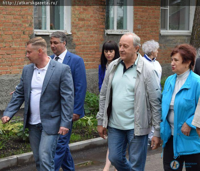 Валерий Радаев подарил 10 роз во двор на улице Советской