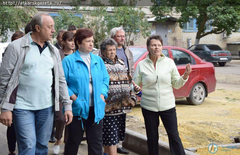 Валерий Радаев подарил 10 роз во двор на улице Советской