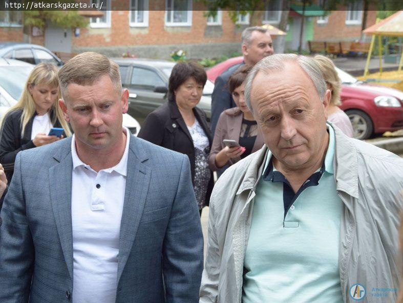 Валерий Радаев подарил 10 роз во двор на улице Советской