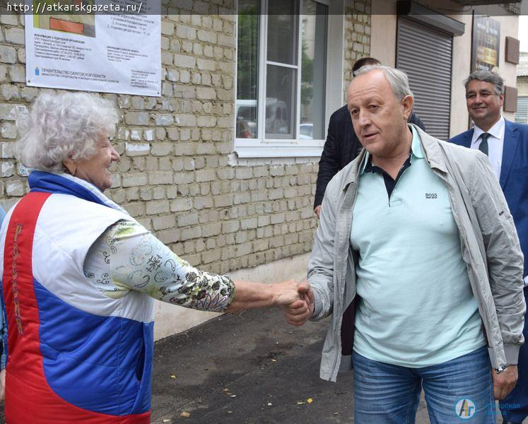 Валерий Радаев подарил 10 роз во двор на улице Советской