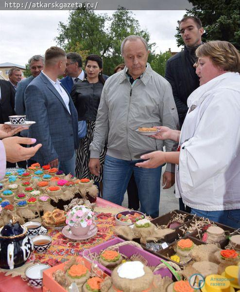 Валерий РАДАЕВ призвал выводить фестиваль "Аткарские розы" на мировой уровень