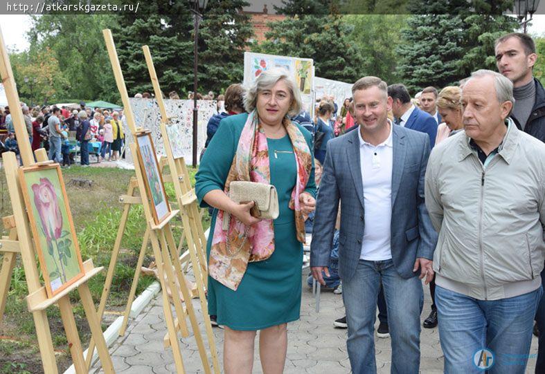 Валерий РАДАЕВ призвал выводить фестиваль "Аткарские розы" на мировой уровень